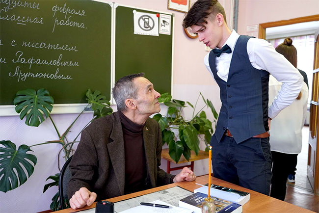 В лицее № 3 г. Дзержинский состоялась встреча с писателем Германом Арутюновым